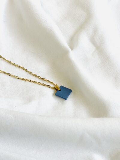Colar aço com pendente azul